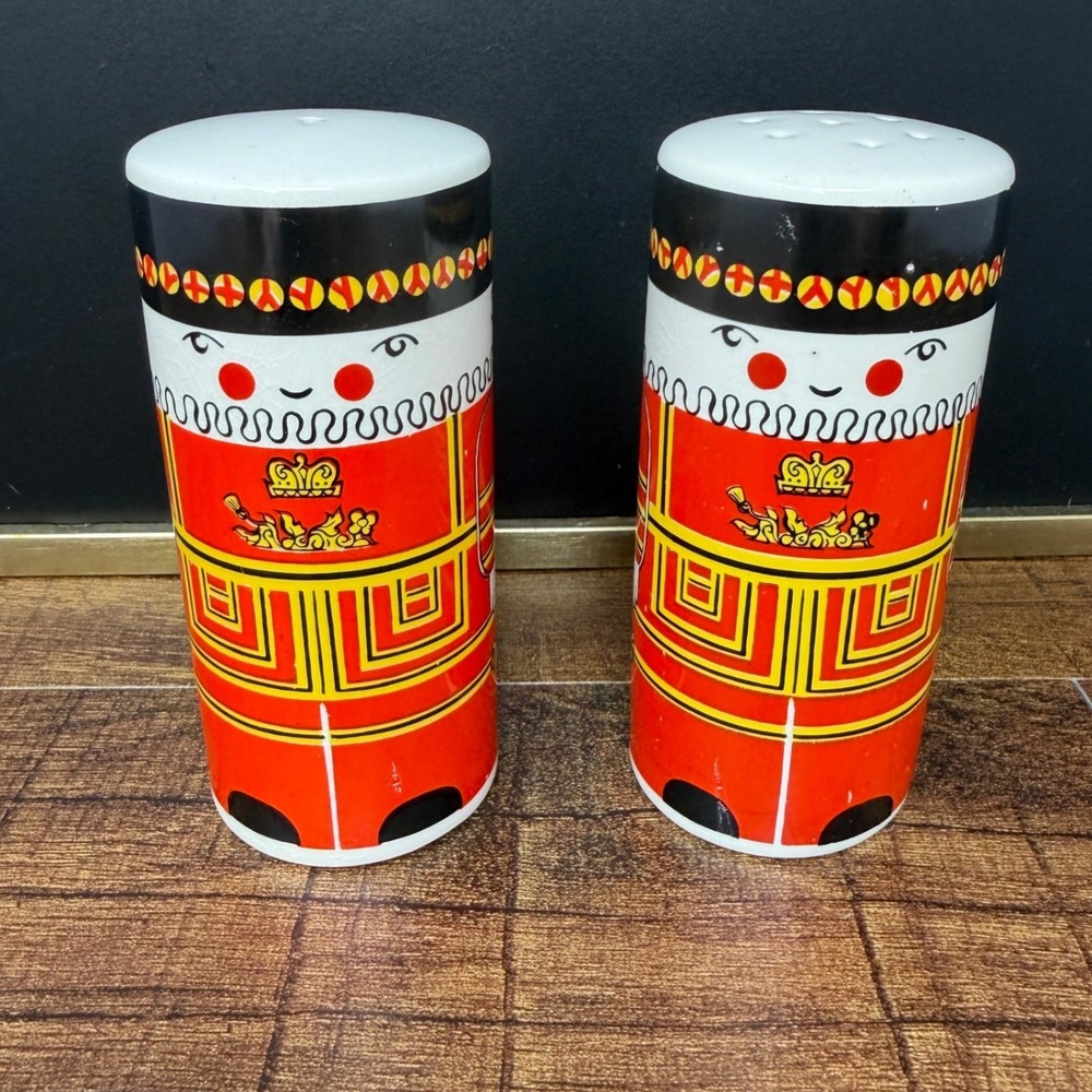 Vintage Carlton Ware Beefeater Salt & Pepper Shakers England London‎ Yeoman MCM
